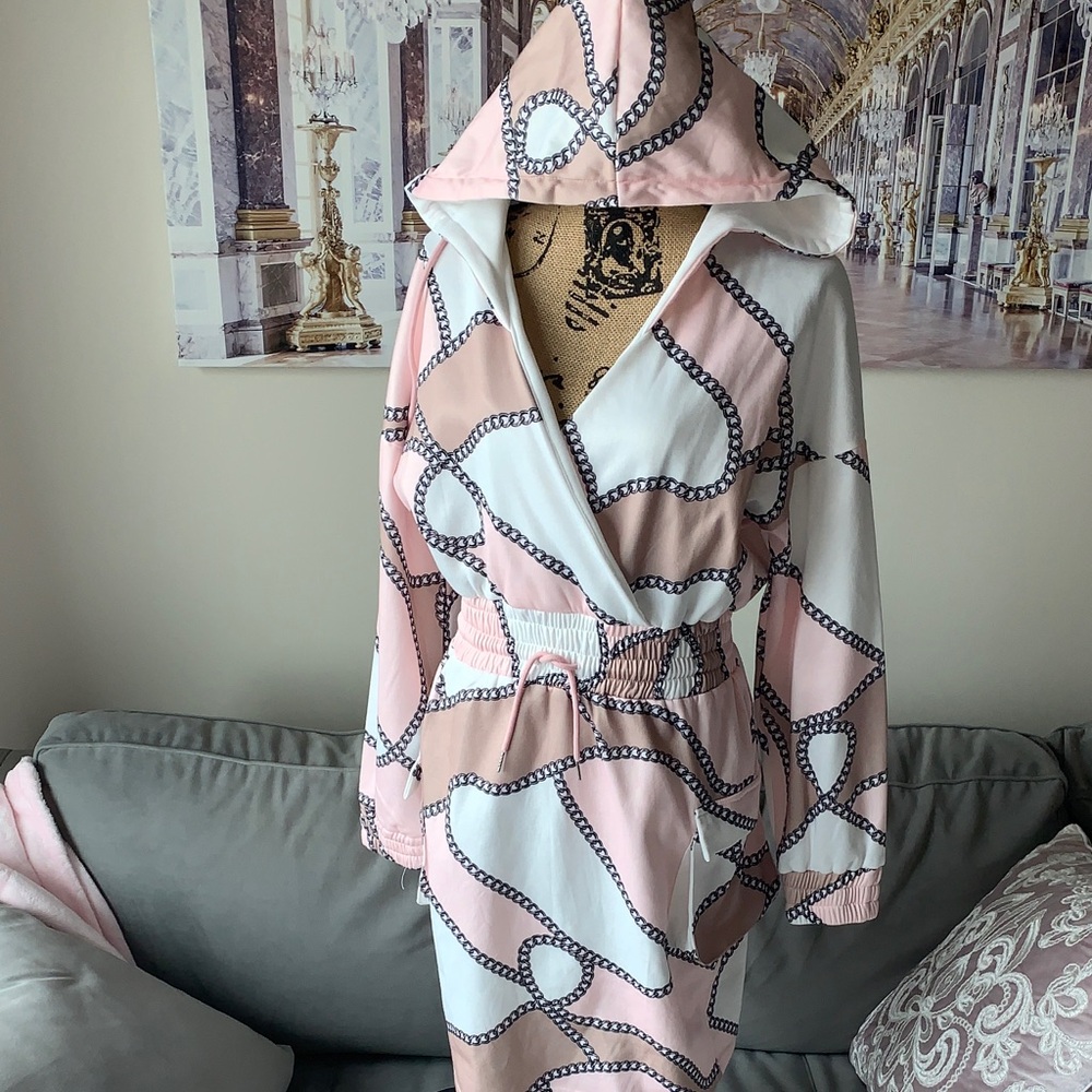 Chic Pink and White Chain Pattern Dress